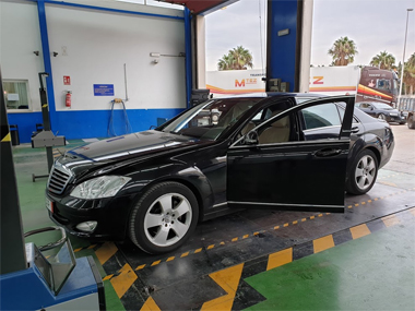 Mercedes S320L CDI on weighscale at start of import test in Murcia Mercedes S320L on weigh scale